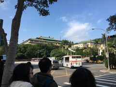 雙連からどこかの駅へ行き、満員のバスに乗り換え到着した故宮博物院。バスは朝の埼京線くらい混んでました。