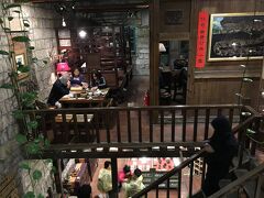 階段を登って商店街に入り、茶店に入る。
さっきまでの混雑が嘘のように落ち着いてる。