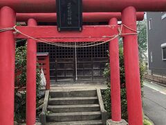 出世稲荷神社は狭い路地にお稲荷さん独特の赤い鳥居と小さい祠があった。
拝んで戻ります。