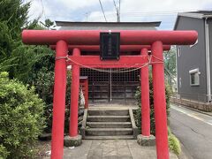 赤い鳥居が2つの稲荷神社。
出世稲荷神社は結構あるようです。
近くでは川越に。
飯能八坂神社から狭い路地を北に少し行くとあるが、
路地を覗くと遠く正面に赤い鳥居が見えるのでわかり易い。