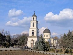 ブカレストから寝台列車に乗り、隣国モルドバの首都キシナウへ。
ルーマニアとモルドバは同じ民族同士の姉妹国なのですが、方やEUの恩恵を受ける国、方や旧ソ連の貧しい国というギャップを考えさせられました

【五大陸周遊】なんもないとは言わせない！モルドバの首都で歴史散歩
https://4travel.jp/travelogue/11674524