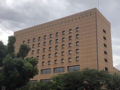 うどん（ラーメン）が、私達には強烈すぎたのか、食べていない割に結構お腹一杯になっています。
コンビニでお茶を購入し、早々にホテルに帰ります。