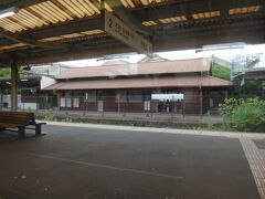 これも行く時に気になった亀崎の木造駅舎。
なかなかの佇まい。Wikipediaで調べたら開業当初(1886年)からの建物で日本最古の現役駅舎だそうだ。初耳だ。(Wiki情報は私と同じでたまに間違ってる　笑)
