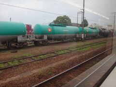 おなじみ緑のタキが見えて来ると四日市。


※タキ＝タンクを搭載する貨車。ガソリンや化学物質を運ぶ。