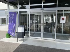 たっぷり２時間滞在して、すぐお隣、２０分ほど走って東川町へ。

まずはランチです。
最近、上野ファームで過ごした後のランチも楽しみで、あちこち探してから行きます。

今回は東川町によることから探したのは「ひがしかわ食堂ワッカ」
東川町複合交流施設せんとぴゅあという、もと学校の校舎？を利用した施設の中にあります。

近くに、町役場があるから、利用する人も多い様子です。