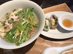 　私のオーダーした「鶏のフォーと生春巻き」美味しい！ライムは後で味の変化を楽しむために入れたほうが好きだけど、もう入ってるし。生春巻きも美味。ベトナムでは、毎朝フォーを食べました。ホテルによって多少味が違うのも、また美味しかったです。懐かしい、行きたいなあ。