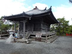 「五大堂」です。

大同2（807）年に坂上田村麻呂の創建と伝えられ、その後に慈覚大師が五大明王像を安置したことからこの名前で呼ばれるようになりました。この建物は、仙台藩主「伊達政宗」が慶長9（1604）年に建立したと伝えられているそうです。

五大明王像は33年に1度開帳されるそうで、次回は2039年の予定だそうです。