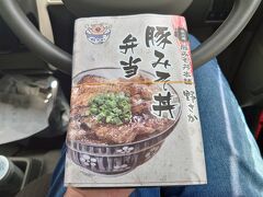 せっかくなら秩父名物の豚肉の味噌漬をいただきたいなー(^q^)と、お店を探して向かったのが「野さか」です。

繁忙日だからかもしれませんが、お弁当一種類のテイクアウトのみとのことでした。「道の駅ちちぶ」に行って、車内でいただきましたよ～♪