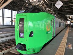 　旭川駅で、網走駅からの「大雪4号」から札幌行き「ライラック34号」に乗り換えます。
