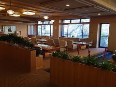大沢温泉山水閣にチェックインしました。こちらのラウンジでは、お茶や珈琲をセルフサービスで無料で飲めます。