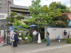 あつた蓬莱軒 本店
名古屋に来たからには蓬莱軒さんのひつまぶしは食べておきたいと事前にHPで確認したところ、本店では会席以外の予約は受け付けていないよう。
店の前の従業員の方に受付をしていただくと、およそ１時間３０分待ちとのこと。
なるほど人気店だけのことはあります。