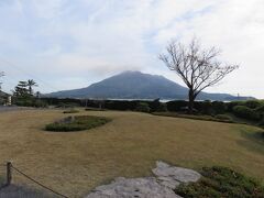 桜島を築山に、錦江湾（鹿児島湾）を池に見立てた雄大な借景の庭園です。