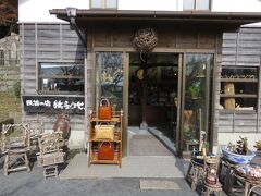 園内には民芸品店もありました。