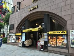 通りに戻り
銀座と言えば、ライオンだったな
ドイツのビアホール風でなかなかの店
昭和９年創業、空襲をま逃れて中は当時のままと聞く