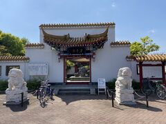 今日は娘夫婦も一緒なので3人がわんぱく広場で遊んでいる間に私たちはその奥にある中国庭園「瀋秀園」に行ってみました。
正門前には瀋陽市から寄贈された守り神の獅子像。
