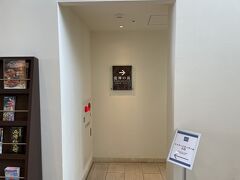 フロント脇に温泉の入り口がある
大人は、平日1,360円　土日祝1,570円
タオルももちろんついているので、手ぶらで利用できる。

さすがに中は撮影できないのでこちらを参照していただきたい
https://www.hotelwbf-okinawa.com/senaga/onsen/

お風呂は内湯が2種類、外湯が水風呂を含めて4種類ある。サウナは2種類。
サウナは、ロウリューをやっていたので、久しぶりに体験してみたが、やはり強烈だった。
外湯は、空港に着陸する飛行機を眺めながら、温泉に浸かれるという飛行機好きにはたまらない温泉である。
ひとつ気になったのが、立ったまま温泉に浸かれる立ち湯からは、外が丸見えなのだが、大丈夫なのだろうか？

大量の汗をかいていたので、温泉とサウナでさっぱりとすることができた。