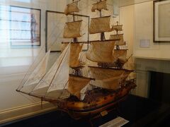 フランスのラペルーズが乗っていた帆船の模型。ボタニー湾北側は現在もラペルーズと呼ばれ、フランス人探検家のミュージアムや碑も残っています。