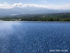 風で、水紋ができて、美しい！！！
正面の山々も、はっきり見えます。
天気予報がはずれてくれて、嬉しいです(^o^)	。