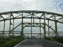 【伊勢大橋】 中堤入口交差点

下流に新橋を建設中ですが、架替前に開口部を通ってきました。
この橋の開通式典を終えた三重縣土木課の上井課長は、その足で桑名市の海藏寺に詣で、宝暦年間に木曽三川の治水工事に尽力した薩摩藩士に竣工奉告をされ、一句献じたそうです。
　下草の　かげにすだくや　虫の聲
合掌。