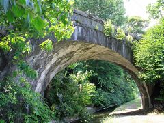 三岐鉄道北勢線 【六把野井水拱橋】（ろっぱのいすいきょうきょう）
1916年(大正5年)竣工、ねじりまんぽ（斜拱渠）

コンクリートブロック積みのねじりまんぽ！
江戸時代に作られた六把野井水と約40度の角度で交差するためねじりまんぽに。

【土木学会選奨土木遺産】