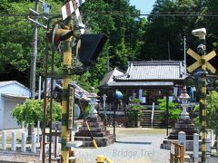 【下笠田八幡神社】
架線柱間に張った架線の途中を基点に横引き金具を設置して急曲線の架線柱を省略、コストを削減しています。第３種踏切（楚原第７号踏切）の先の神社には何やら青い物体が･･･