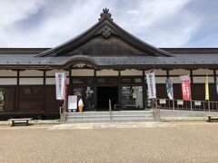 岐阜公園総合案内所

駐車場横にある

中でパンフももらえるし軽食も取れます