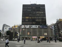 新宿にＳＬ広場にドーンと構えるこのビル
これがニュー新橋ビル