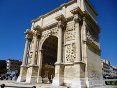 マルセイユ・サンシャルル駅(Gare-de Marseille-Saint-Charles)から港に向かう途中に、見事な凱旋門（Porte d’Aix)があります。当初この門は、1784年にルイ16世の栄誉を称えるために建造着手されましたが、以降、計画変更や改修が施され、現在の門は1839年に完成されたものです。