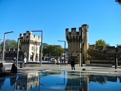 中央駅を出ると、すぐ前にアビニョンの城壁(Remparts d'Avignon)があります。城壁は町の防護壁としてローマ時代から建造され、13世紀に旧城壁の外側に新たな城壁が構築され、アビニョンに教皇庁が設けられてから更に拡充されています。

城壁には多くの門があり、アビニョン中央駅の前の門は「共和国の門」と呼ばれるネオゴシック方式の門で、19世紀半ばに建造されたとのこと。