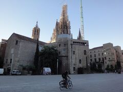 "サンタエウラリア大聖堂" の近くを通過。 

https://www.shbarcelona.com/blog/en/catedral-eulalia/ によると

”Built between the thirteenth and the fifteenth century, Catedral de la Santa Cruz y Santa Eulalia is one of the most famous cathedrals in Barcelona.

Santa Eulalia
Legend tells the story of a girl aged thirteen who, during the times of persecutions to the Christians (284-305 AC), ran away from home searching Daciano, Barcino’s governor, to reprimand him on what was taking place. The governor wanted the child to renounce the Christian faith, which she refused to do. The governor condemned her to thirteen punishments, which included imprisonment, whipping, standing on fire, being rubbed with stones, being stuffed in a barrel with nails and sharp objects and shoved down a hill, and ultimately, crucifixion.

The child was canonized in 663 AC, becoming Santa Eulalia, one of the patron saints of Barcelona.”

とのこと
