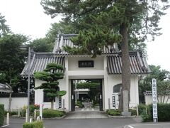 太宰が眠る禅林寺。
三鷹駅南口から1㎞程、禅林寺通りと連雀通りが交わるところに建つ黄檗宗の寺院です。墓地内には太宰治と森鴎外が向かい合うようにして眠っています。