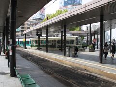広島電鉄で広島駅電停にやってきました。宿泊していた東急ホテルは平和大通り沿いなのですが、広島電鉄のどの路線にもそこそこ歩く位置だったので少し大変でした。まあ何より上で書いた長崎堂に並ぶために東急ホテルを選んでいたのですが・・・。
広島電鉄広島電停はターミナル駅で様々な方面への路線が発着するのでホームの数は多かったです。