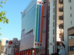 ホテルに向かいます。

写真は、東口駅前にある地下1階、地上9階建の複合商業施設「フェスティバルシティ・アウガ」です。
地下1Fに鮮魚・乾物・野菜などの店舗や新鮮素材が味わえる飲食店が並ぶ「新鮮市場」があります。