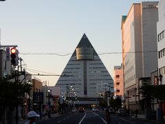 この三角形をした建物は、湾岸部に建っている青森県観光物産館「アスパム」です。

14階建てで、13Fの展望台に上ると、地上51mの高さから、青森市街はもちろん、 下北・津軽・夏泊の各半島やむつ湾、八甲田の山々、青森ベイブリッジ・八甲田丸などの景観が 360度眺望できます。
現在の営業時間は9:00～17:00です。

今回は、スケジュールの都合で展望することはできません。