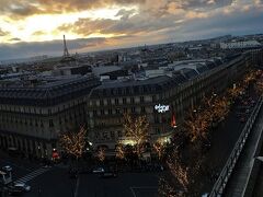 ラファイエット百貨店の屋上にあがると素敵な景色が見れます。
高い建物がありませんので結構遠くまで見渡すことができます。
このときは冬でしたので風がとても冷たかったです。