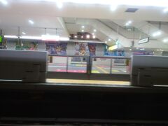 時々目を覚まします。これは大阪駅のようです。