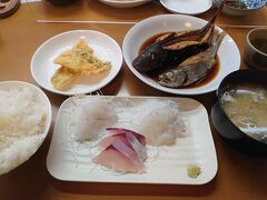 朝漁定食（1500円）
刺身盛、天ぷら、煮魚付き。魚はおまかせ。