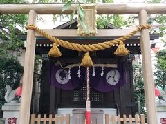 続いて茶ノ木神社。愛称「お茶の木さま」。
ビルの一角にこじんまりと鎮座しておられました。
防災・生産の 神様だそうです。
七福神は布袋尊。
