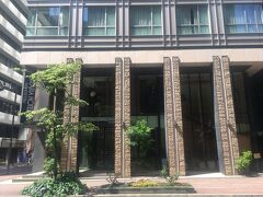 ２０２１年７月１０日（土）午前８時３０分頃、ソラリア西鉄ホテル銀座に到着。銀座三越伊勢丹の裏手近くにあるホテル。歌舞伎座とか地下鉄東銀座駅にも近いです。
朝の人がまだ少ない銀座もいいですね。
東京駅からお散歩がてら歩いてやってきました。