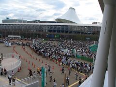 その後リニモに乗り換えて万博会場へ。東京ディズニーランドを思い浮かべるこの大行列！すごかったです。開幕当初は閑古鳥が鳴くなんて言われていた愛・地球博ですが、この日は開幕以来最高の人出、最終的に開催期間で８番目、平日では最大の人出だったはずです。