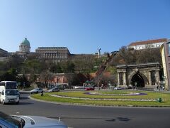 3日目、今日もこの広場から出発。ちなみに右手に見えるのは、王宮の丘の下を貫いて向こう側にいくトンネル。

ブダ城
Budavári Palota
