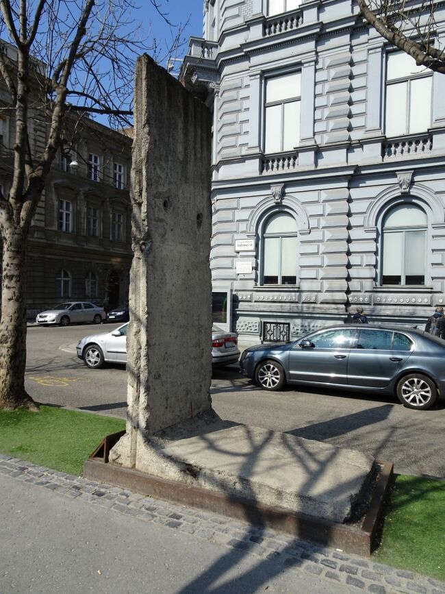 恐怖の館<br />Terror Háza<br /><br />ベルリンの壁がここに。<br />