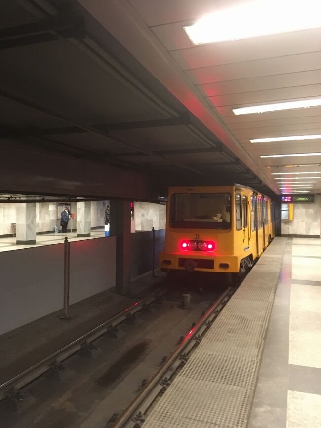 美術館後、国会議事堂に移動。地下鉄１号線を利用。<br />1896年開業のユーラシア大陸初、ロンドン地下鉄に次ぐ史上2番目の地下鉄である。アンドラーシ通りの地下を走っており、現在はともに世界遺産に登録されている。デアーク・フェレンツ広場Deák Ferenc térで乗り換えて、Kossuth Lajos térまで移動。（２号線）