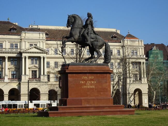 国会議事堂<br />Országház<br /><br />II. Rákóczi Ferenc equestrian statue<br />ラーコーツィ・フェレンツ2世の騎馬像<br /><br />ラーコーツィ・フェレンツ2世（1676年3月27日 - 1735年4月8日）は、ハンガリーの大貴族で、反ハプスブルク独立戦争の指導者。ハンガリー王国等族連盟の統治首長（1705-1711）、独立国家トランシルヴァニア公国の君主を務めた。ハンガリー王国では最も富裕な領主であり、1694年以後はシャーロシュ伯爵の称号を帯びた。金羊毛騎士団の騎士でもあった。現在、ハンガリーの国民的英雄とされている。(wikiより)