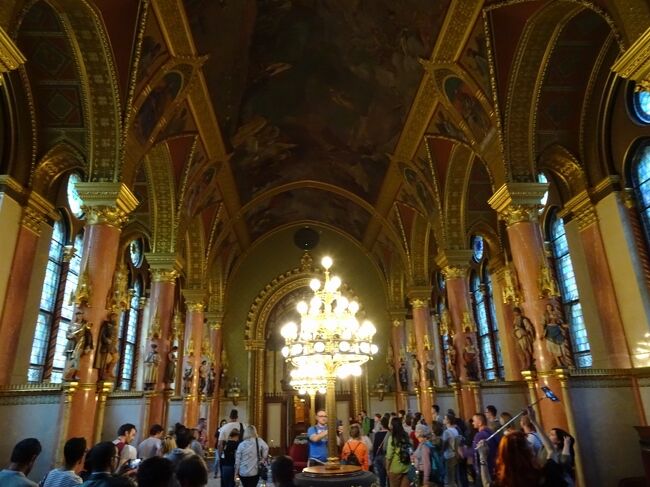 国会議事堂<br />Országház<br /><br />聖イシュトバーンの王冠や、宝珠、宝剣がみることができますが、写真撮影禁止です。常に厳重に警備員により見張られています。12世紀以降、王冠はハンガリー王が代々受け継いできたもの(マーチャーシュ聖堂にあったものはこのレプリカ)。<br /><br />この王冠は聖イシュトヴァーンの王冠の地（ハンガリー、クロアチア、リエカ周辺）からの持ち出しが禁じられている。ハンガリー王はこの冠を受けない限り、正式な戴冠を受けたと認められない。ハンガリー史上の50人以上の王がこの冠を受けてきた。この冠を受けなかったのはヤーノシュ・ジグモンドとヨーゼフ2世の2人のみである。聖イシュトヴァーンの王冠が聖冠（Szent Korona）と呼ばれるようになったのは1256年からである。14世紀頃から、王家の権力は単純に君主に象徴されるものではなくなり、明確で客観的な事物である冠が象徴としての役割を持つようになった。言い換えれば、ハンガリー王国は王を飾る王冠を求めるのではなく、王冠に合う王を求めるようになったといえる。これはヨーロッパでも珍しい状況である。(Wikiより)