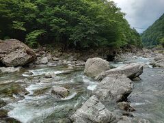 「大峰山」を入り口だけ体験して、「みたらい渓谷」のリベンジに向かいます(^^)

数組の家族が川遊びをしていて、お子さん達は流れが緩い場所でシュノーケリングしてましたよ(^^)




ここでも駐車料金を支払うことになりましたが、今回の日帰り旅行で利用した駐車場が、どこも都心並みの金額設定でビックリw

まあ、需給で決まるから仕方ないけど…

