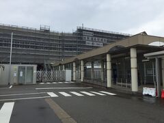 加賀温泉駅に到着

北陸新幹線の延伸で
2年後の開業を目指しているとか？

山代温泉、山中温泉、片山津温泉など
加賀温泉郷の玄関口なので
新幹線が停まるようになると
たいそう賑やかな駅になることでしょう


去年は
駅のすぐ横の大型ショッピングセンターに
クマが入り込んで
大騒動になっていましたが