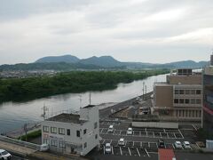 島根旅行2日目の朝。
あいにくのお天気だけで幸いなことに雨は降っていない。
なんとかこの天気が持ってくれれば…。
さぁ朝の身支度！と思ったところでムースを忘れたことに気づく。
これは初めての失態。
海外旅行ではいつも忘れないように直前にもチェックしているけど国内旅行だとそのあたりのチェックが甘くなってしまう。
…コンビニに売ってるかな…。

この旅行記は↓
https://4travel.jp/travelogue/11700422
の続き。