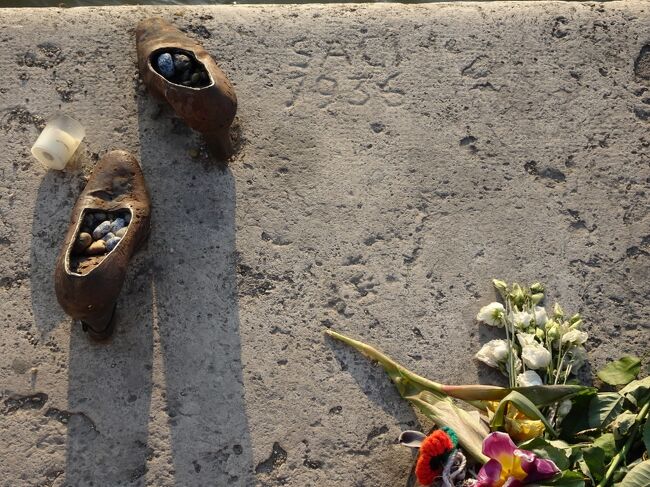 ドナウ川遊歩道の靴<br />Cipők a Duna-parton