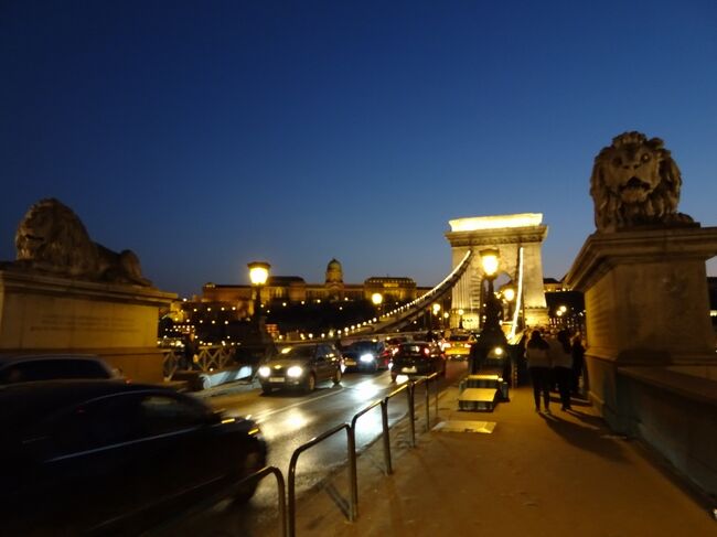 セーチェーニ鎖橋<br />Széchenyi Lánchíd<br /><br />今夜も鎖橋を渡ります。